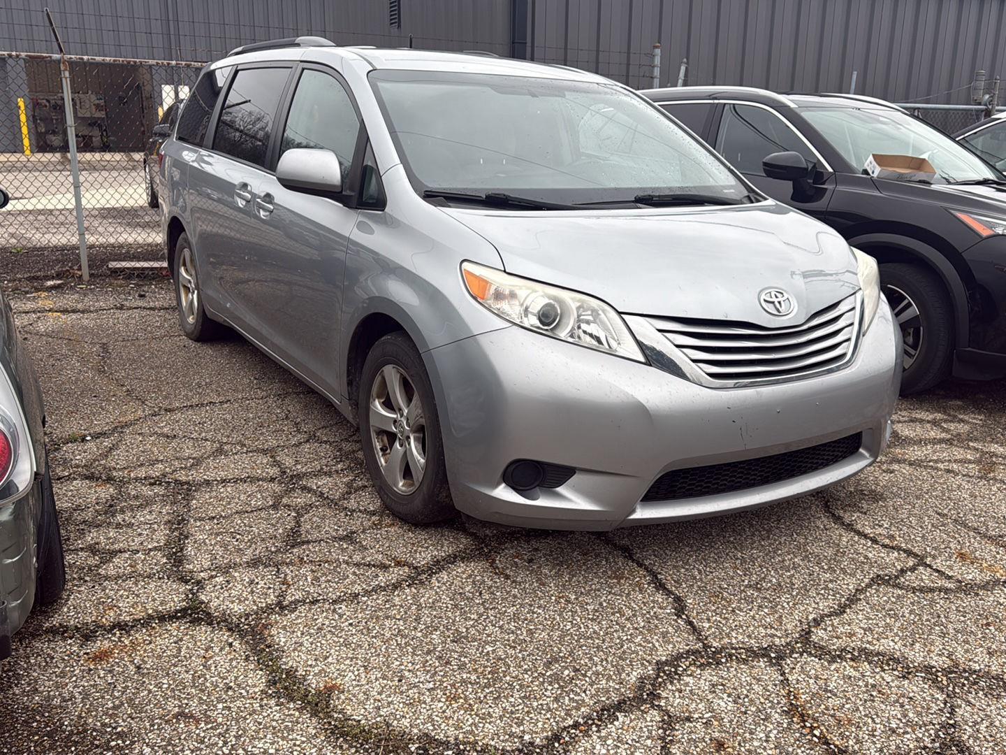 Silver Sky Metallic 2015 Toyota Sienna LE 7-Passenger Auto Access Seat Minivan Front-Wheel Drive 