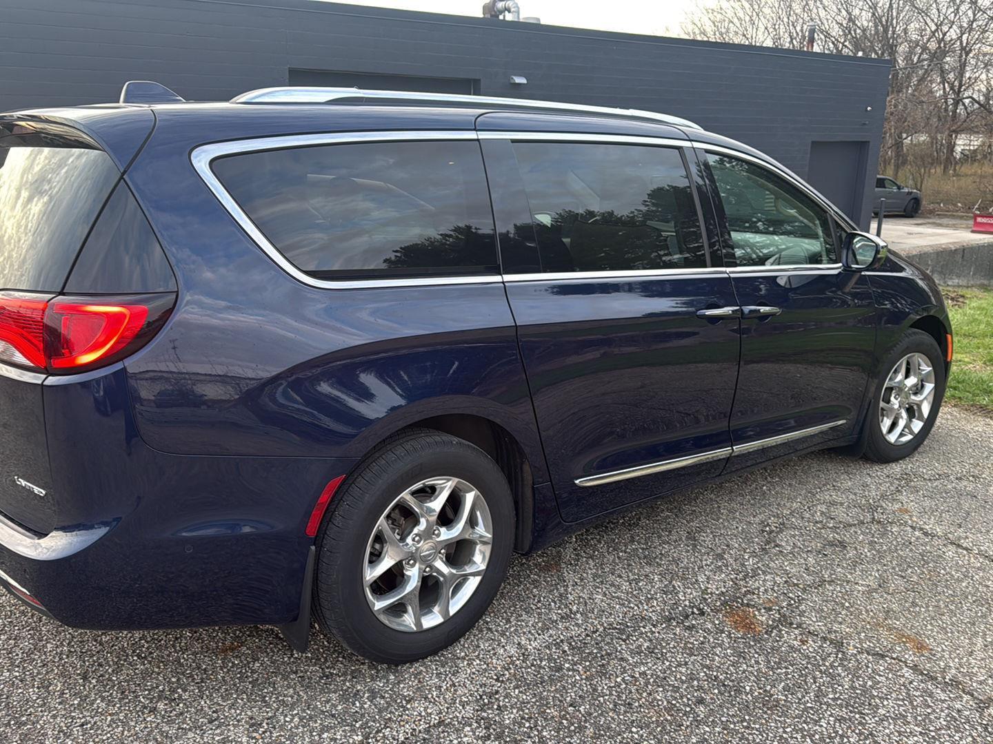 View vehicle photo 7