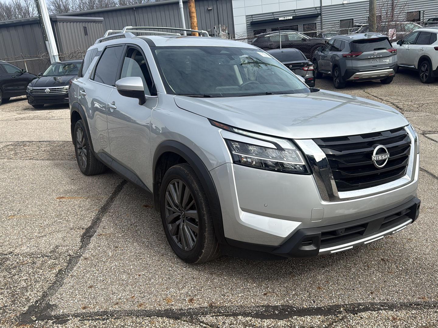 Brilliant Silver Metallic 2024 Nissan Pathfinder SL FWD SUV / Crossover Front-Wheel Drive Automatic