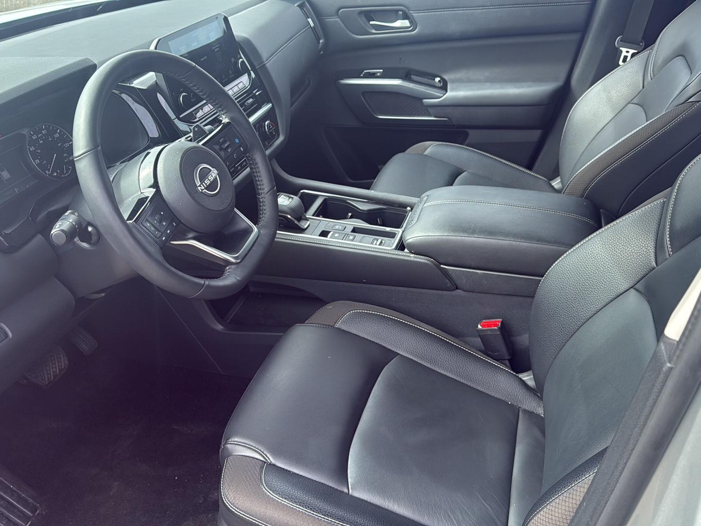 View vehicle photo 4