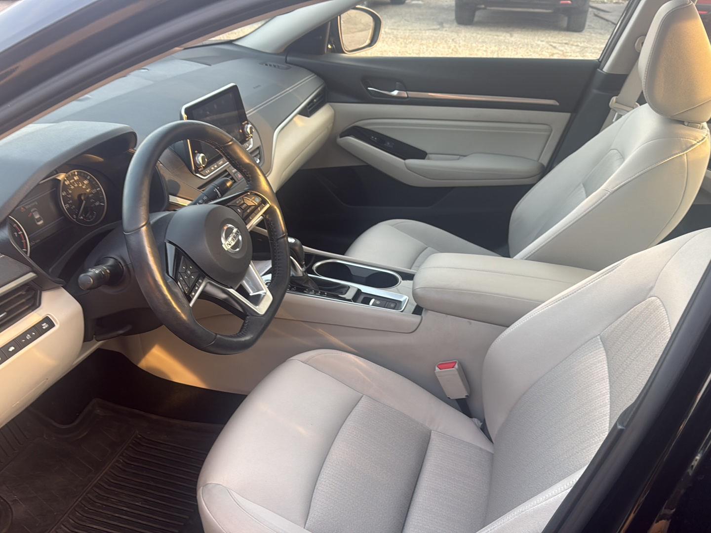 View vehicle photo 4