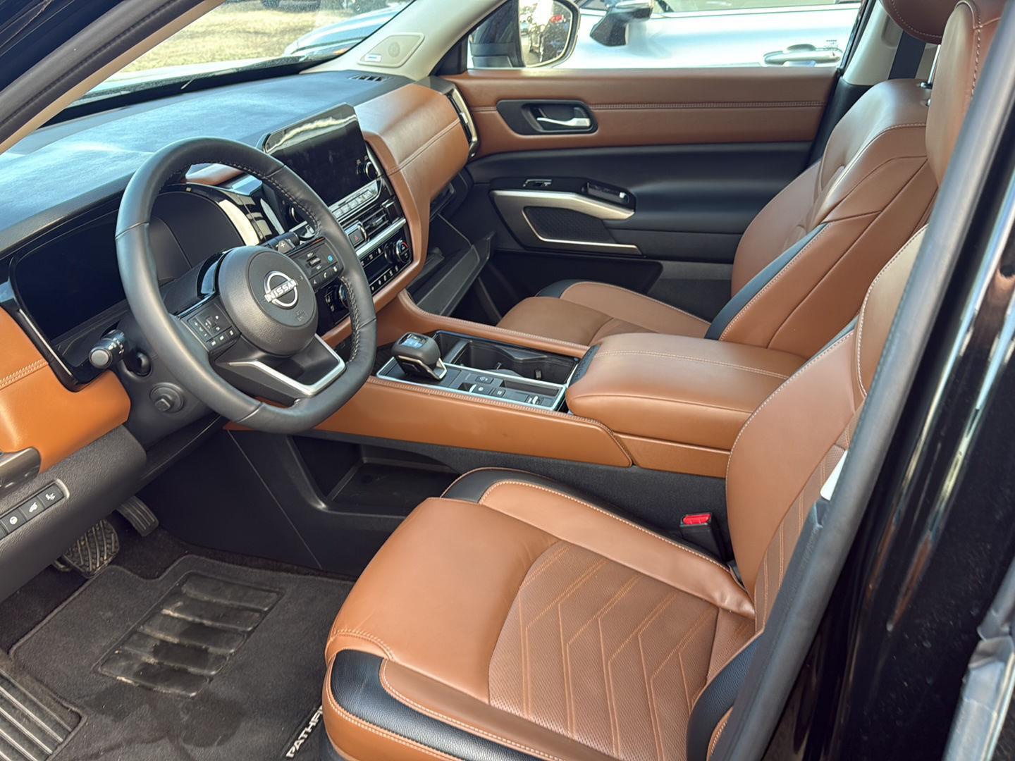 View vehicle photo 4