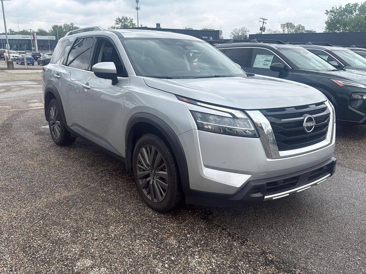 Brilliant Silver Metallic 2023 Nissan Pathfinder SL 4WD SUV / Crossover All-Wheel Drive Automatic