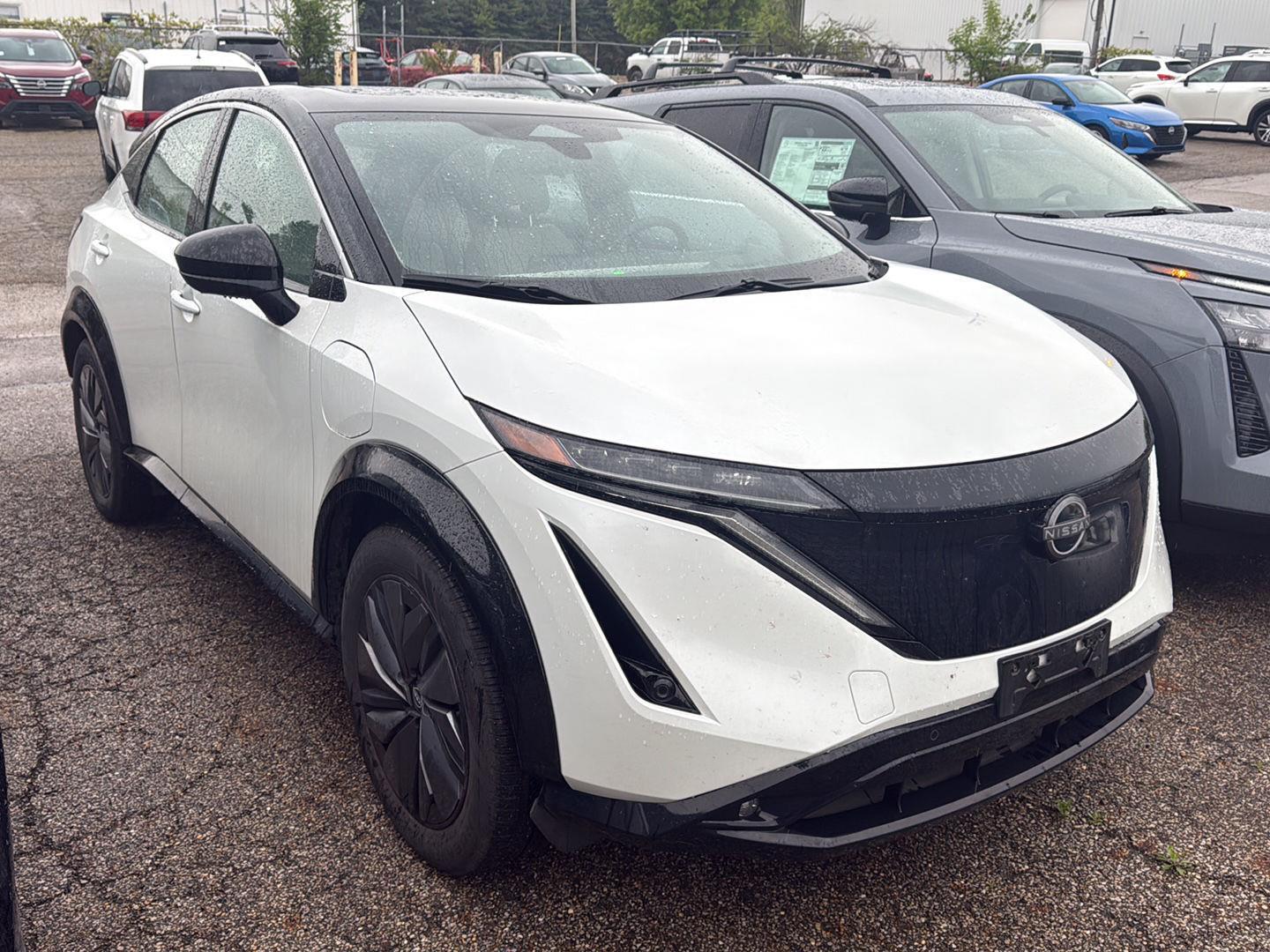 Everest White Pearl Tricoat/Black Diamond Pearl 2023 Nissan Ariya Evolve+ FWD SUV / Crossover Front-Wheel Drive Automatic