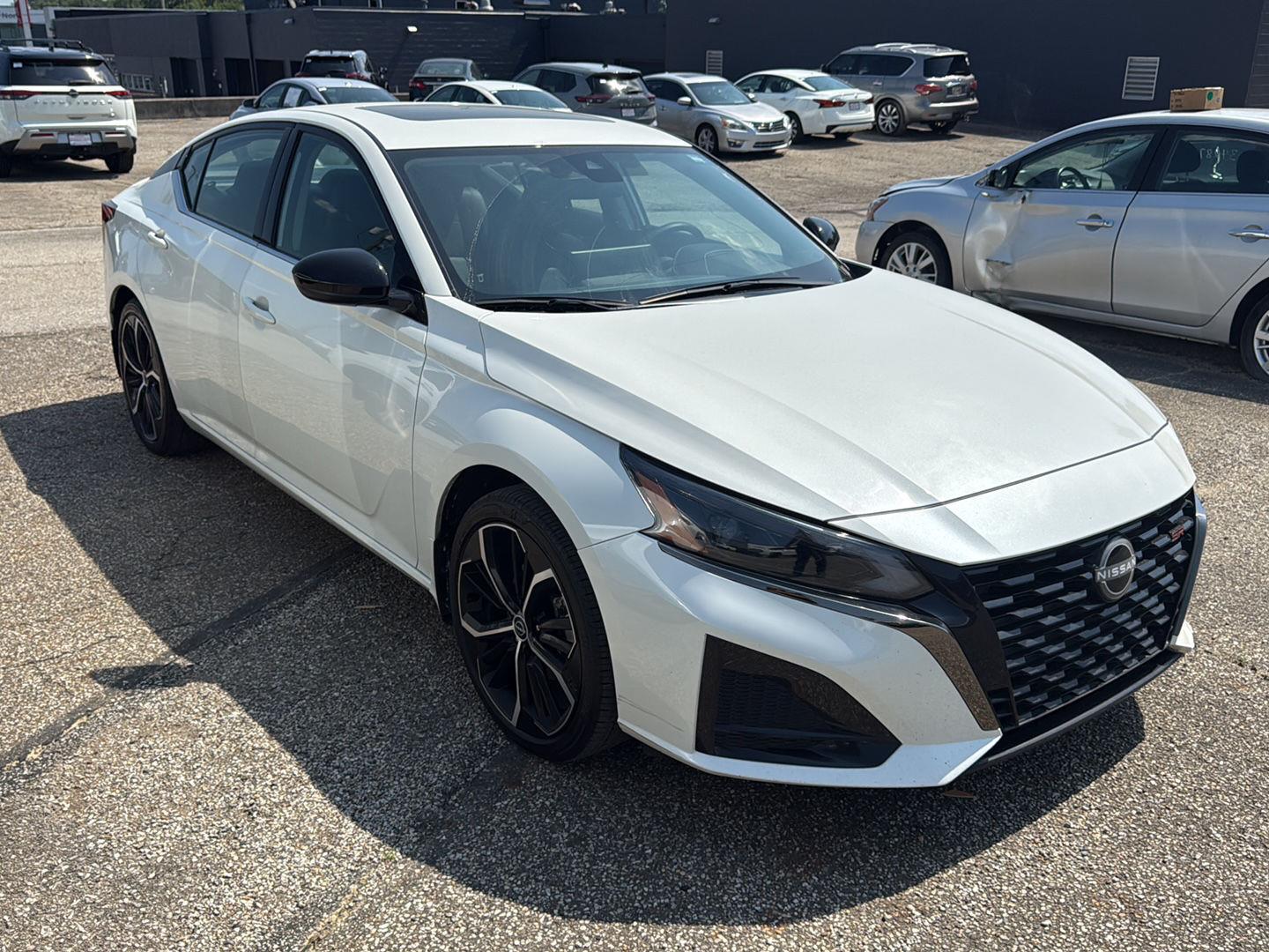 Pearl White Tricoat 2025 Nissan Altima Sedan Front-Wheel Drive Continuously Variable Transmission