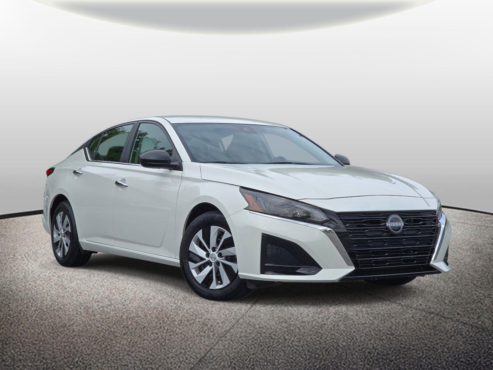 Glacier White 2025 Nissan Altima 2.5 S FWD Sedan Front-Wheel Drive Continuously Variable Transmission
