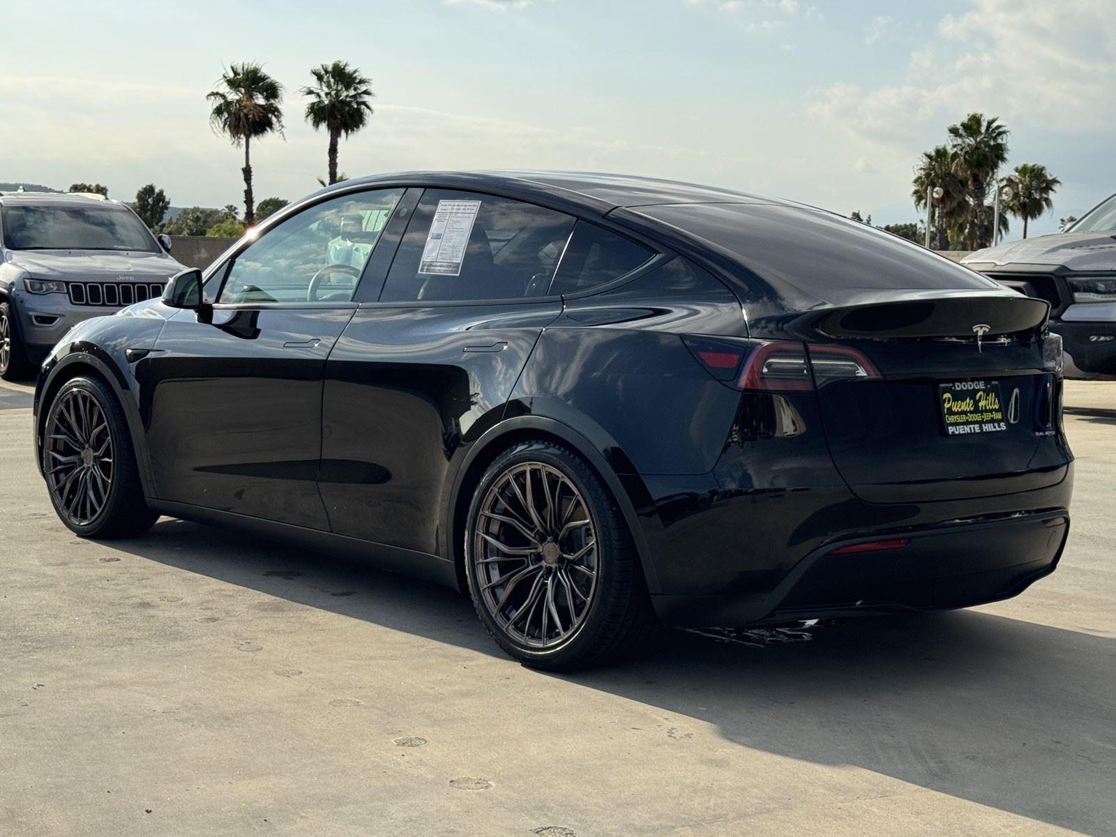 View vehicle photo 4