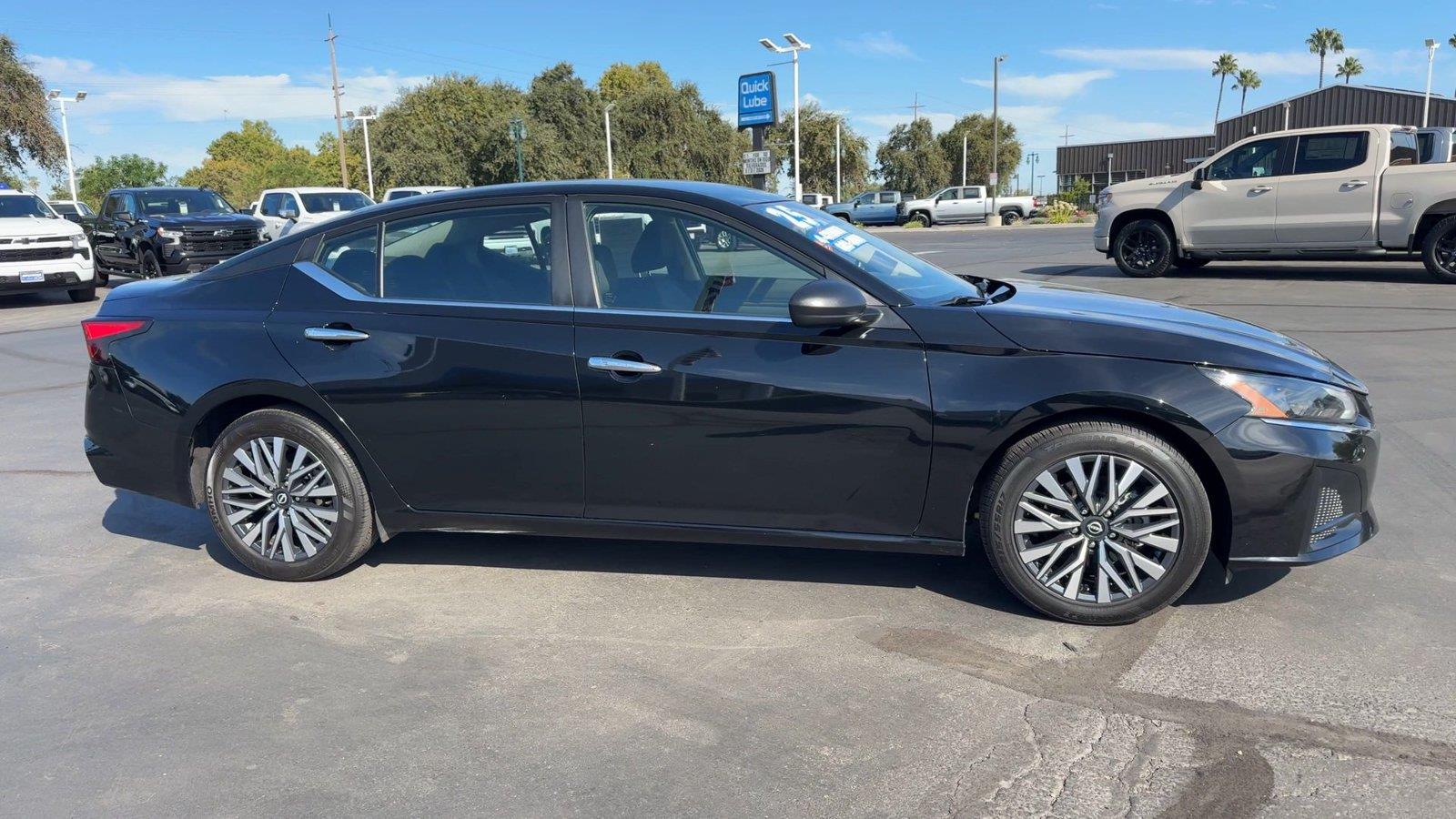 View vehicle photo 4