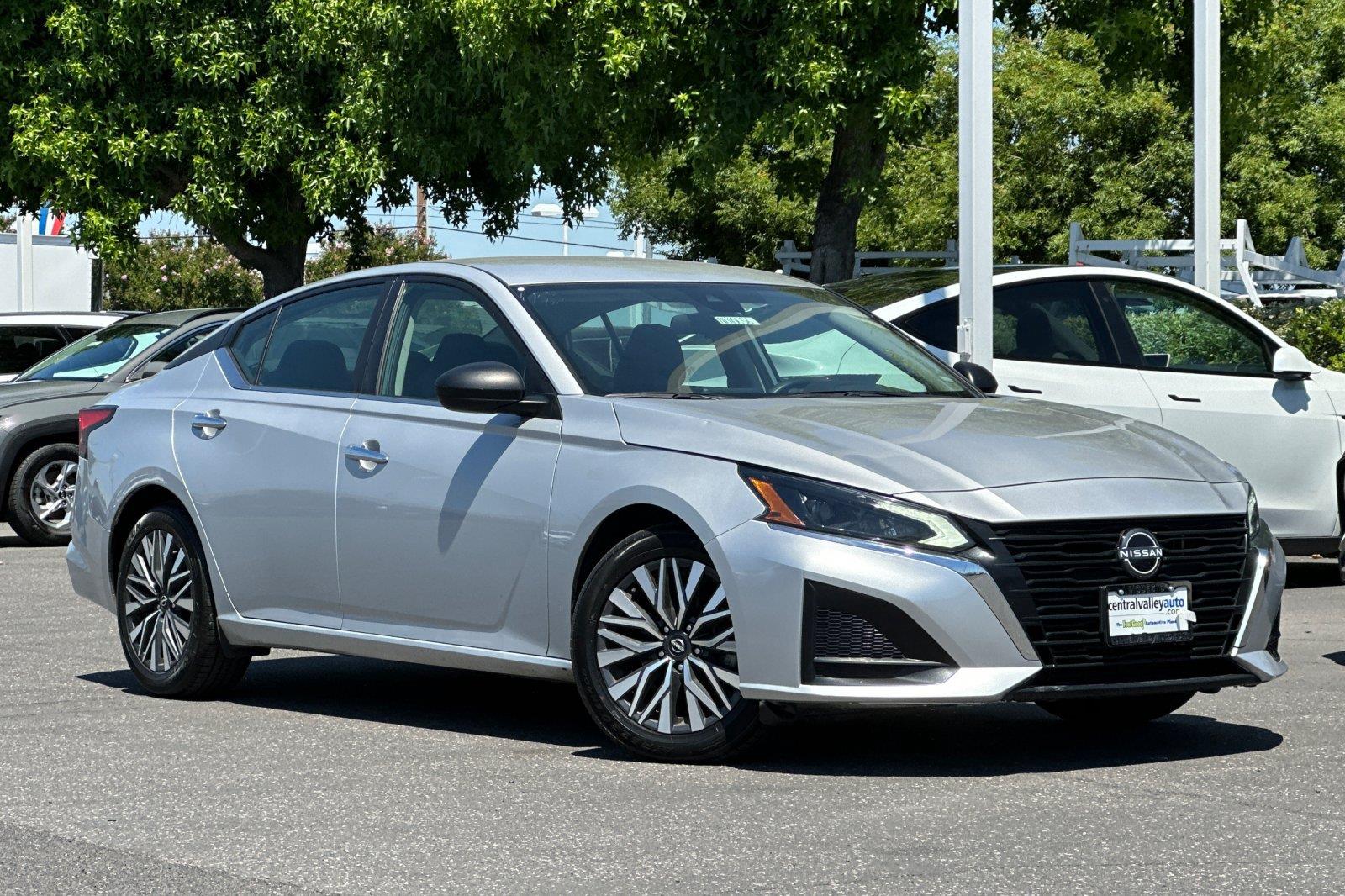 Brilliant Silver Metallic 2024 Nissan Altima Sedan Front-Wheel Drive Continuously Variable Transmission