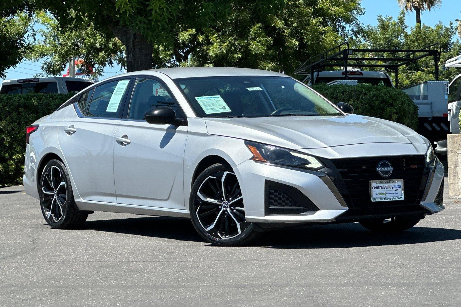 Brilliant Silver Metallic 2024 Nissan Altima Sedan Front-Wheel Drive Continuously Variable Transmission