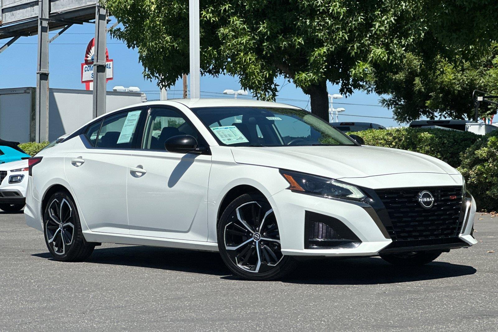 Glacier White 2024 Nissan Altima Sedan Front-Wheel Drive Continuously Variable Transmission
