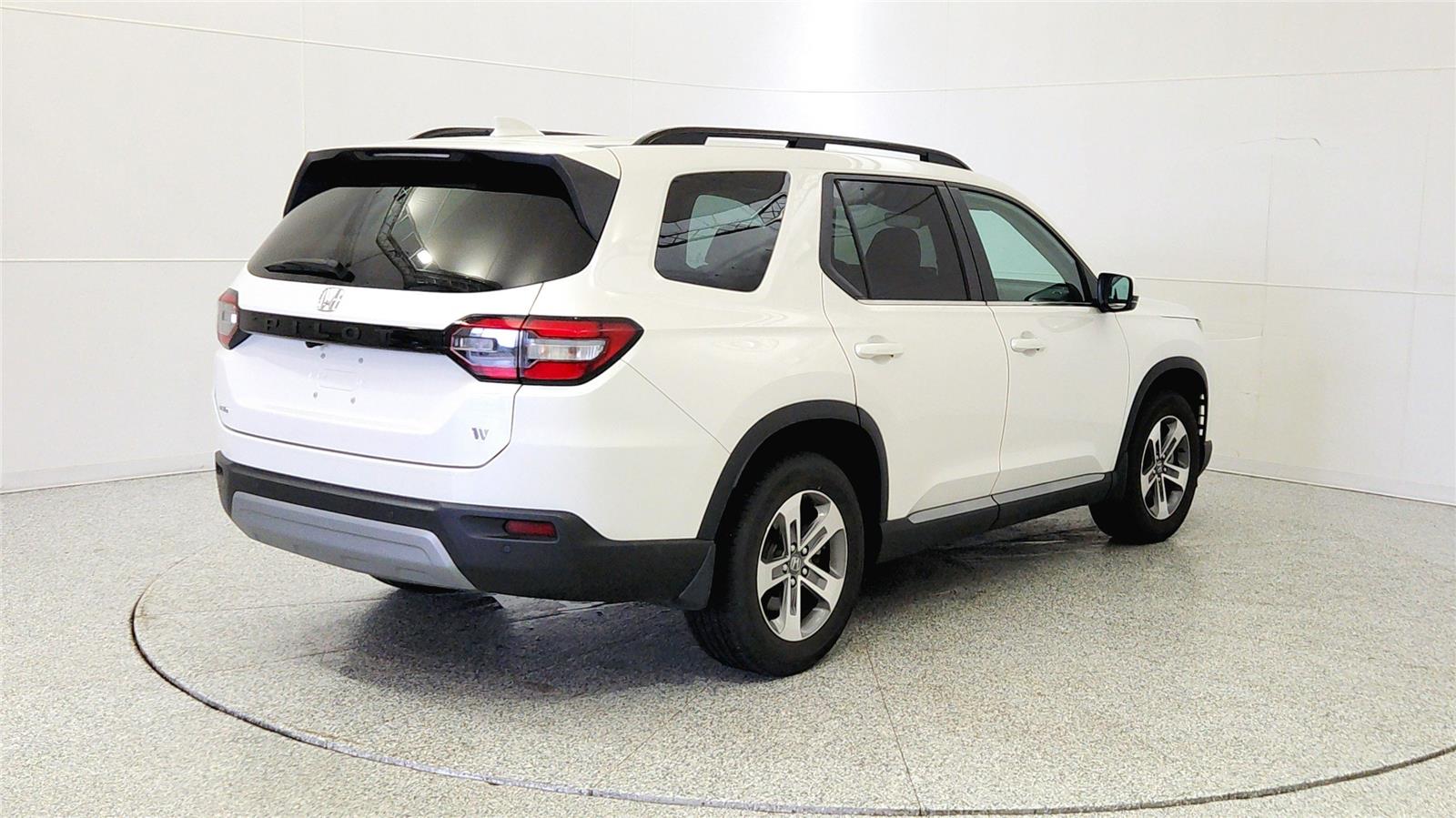 View vehicle photo 7