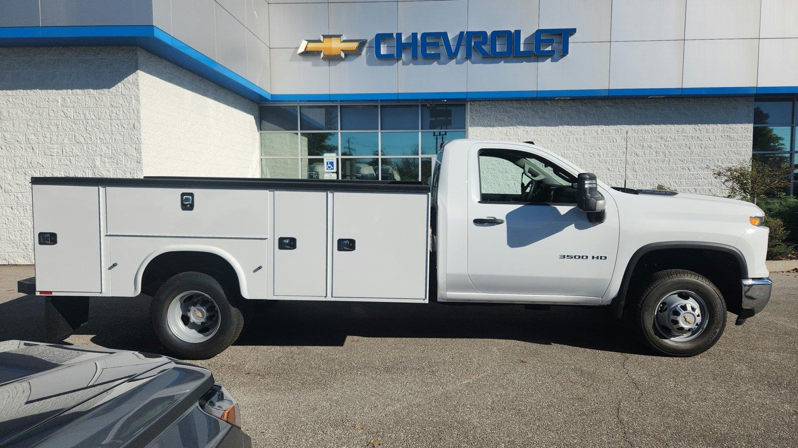 Summit White 2026 Chevrolet Silverado 3500HD Chassis Pickup Truck Four-Wheel Drive Automatic