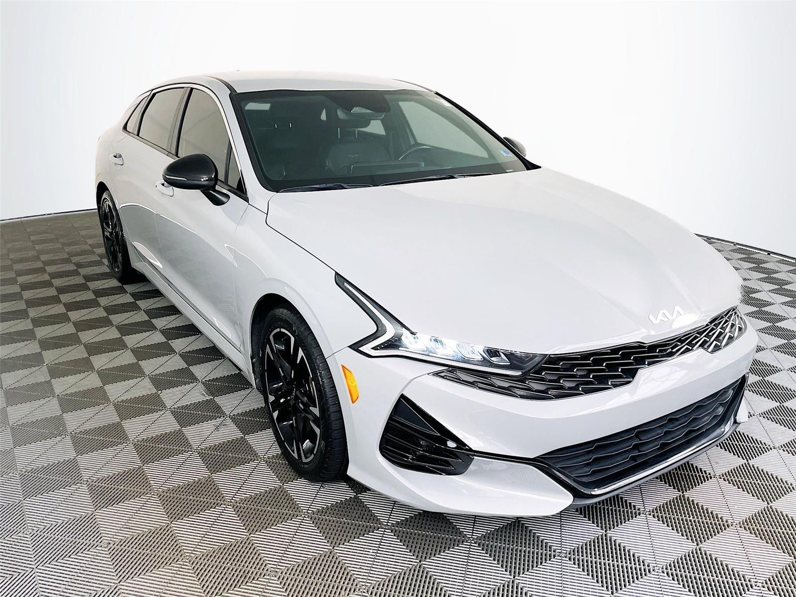 2022 Kia K5 Gris (Wolf Gray) Sedán Tracción delantera 8 velocidades Automática