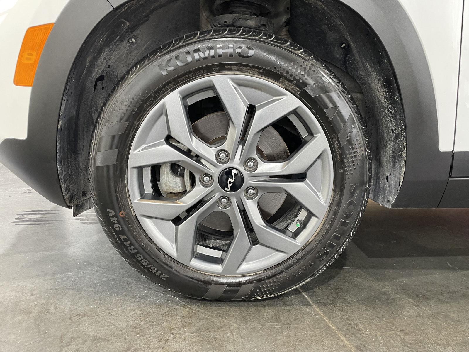Vehicle photo 9