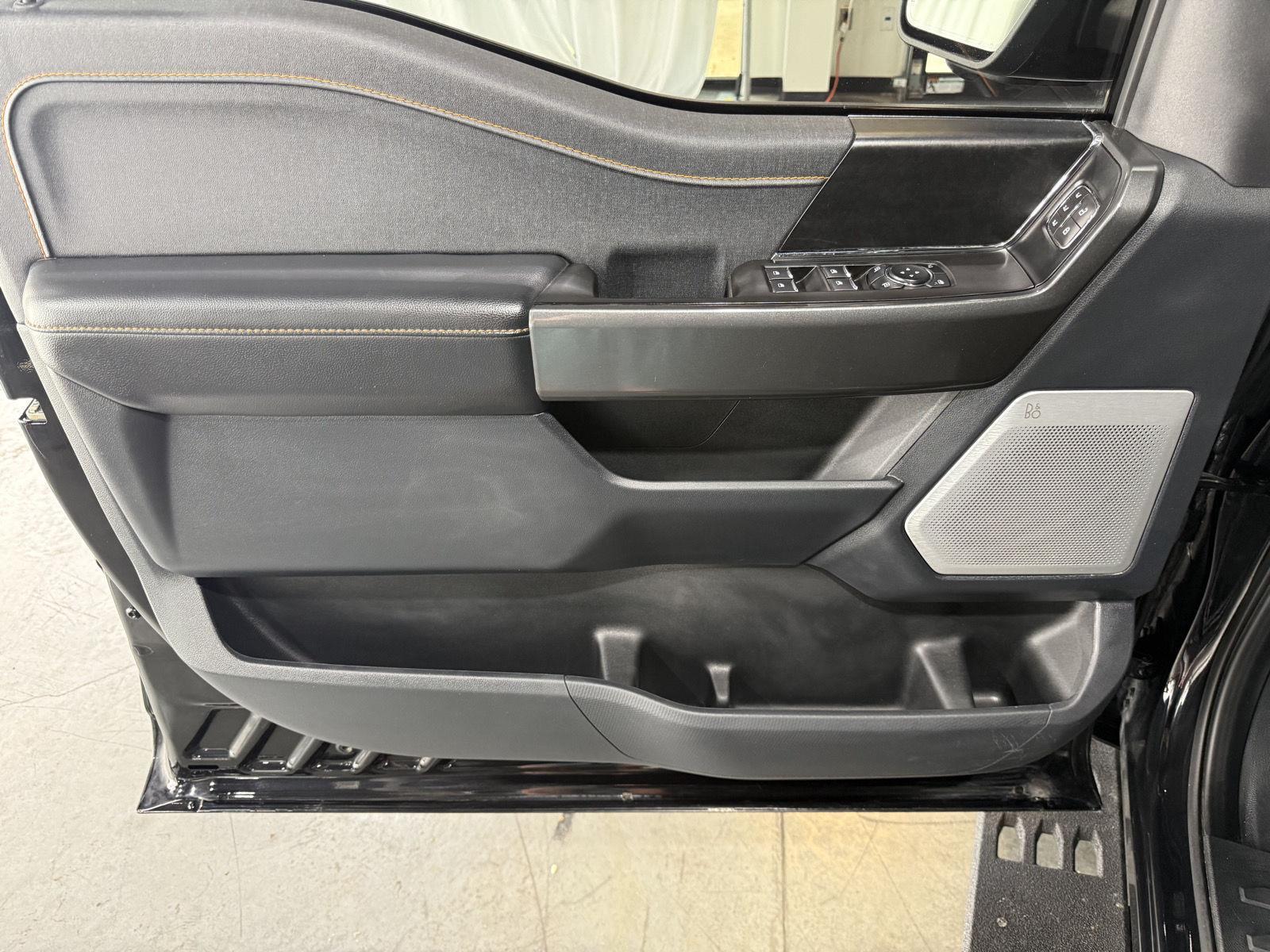 Vehicle photo 21