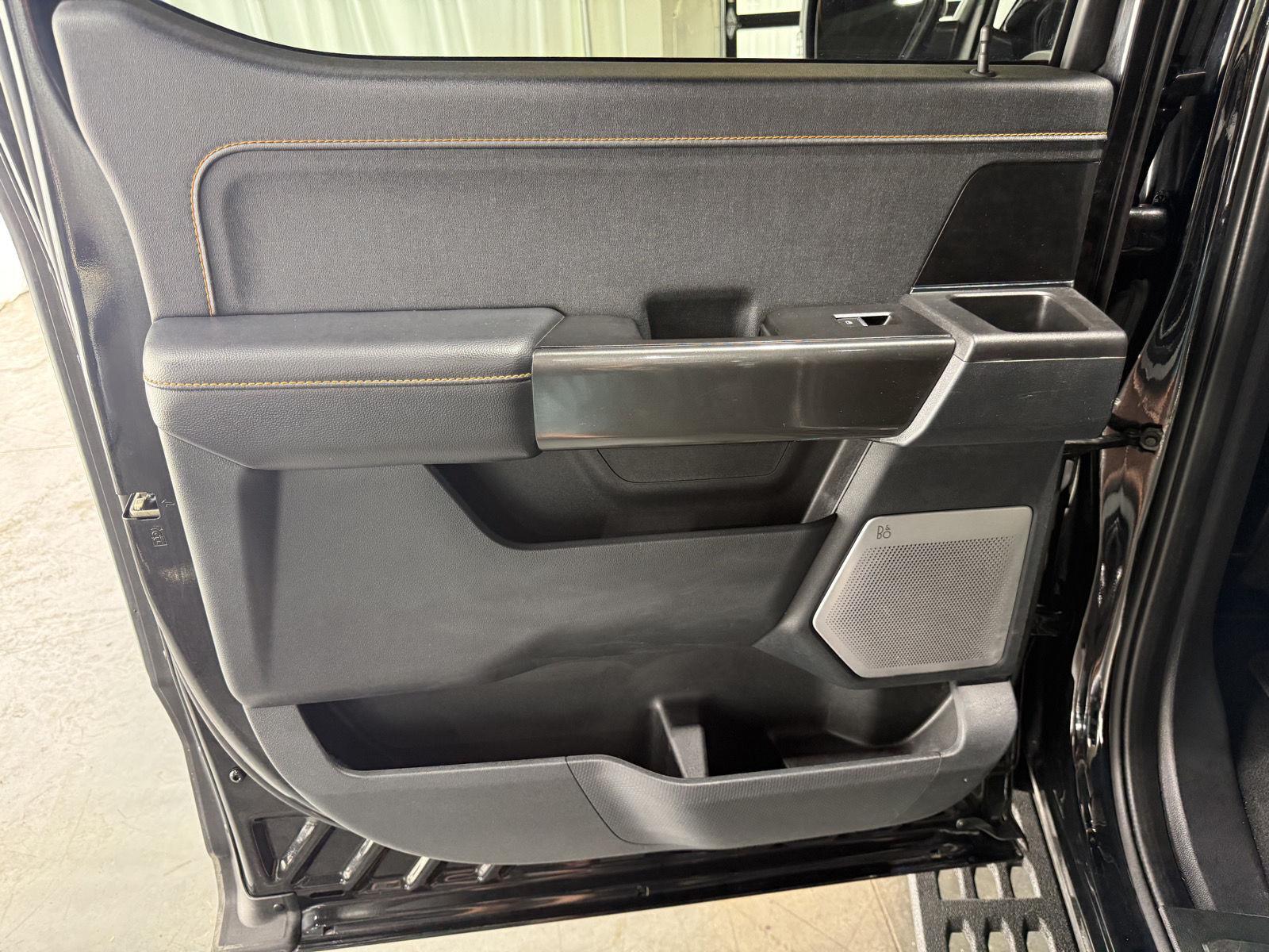 Vehicle photo 23