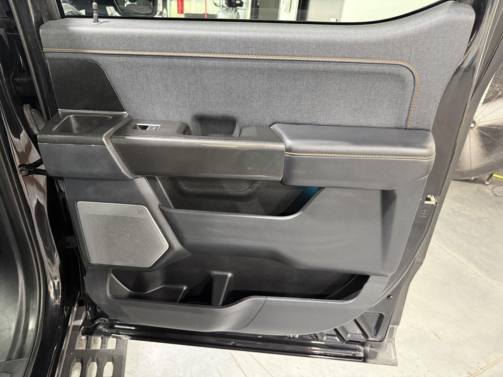Vehicle photo 25