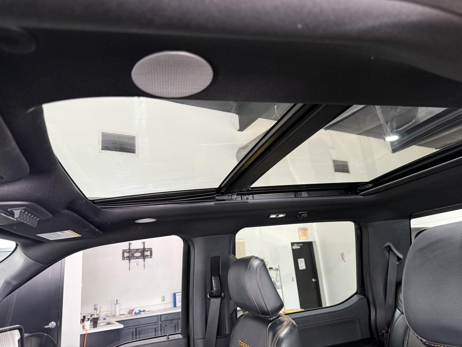 Vehicle photo 29