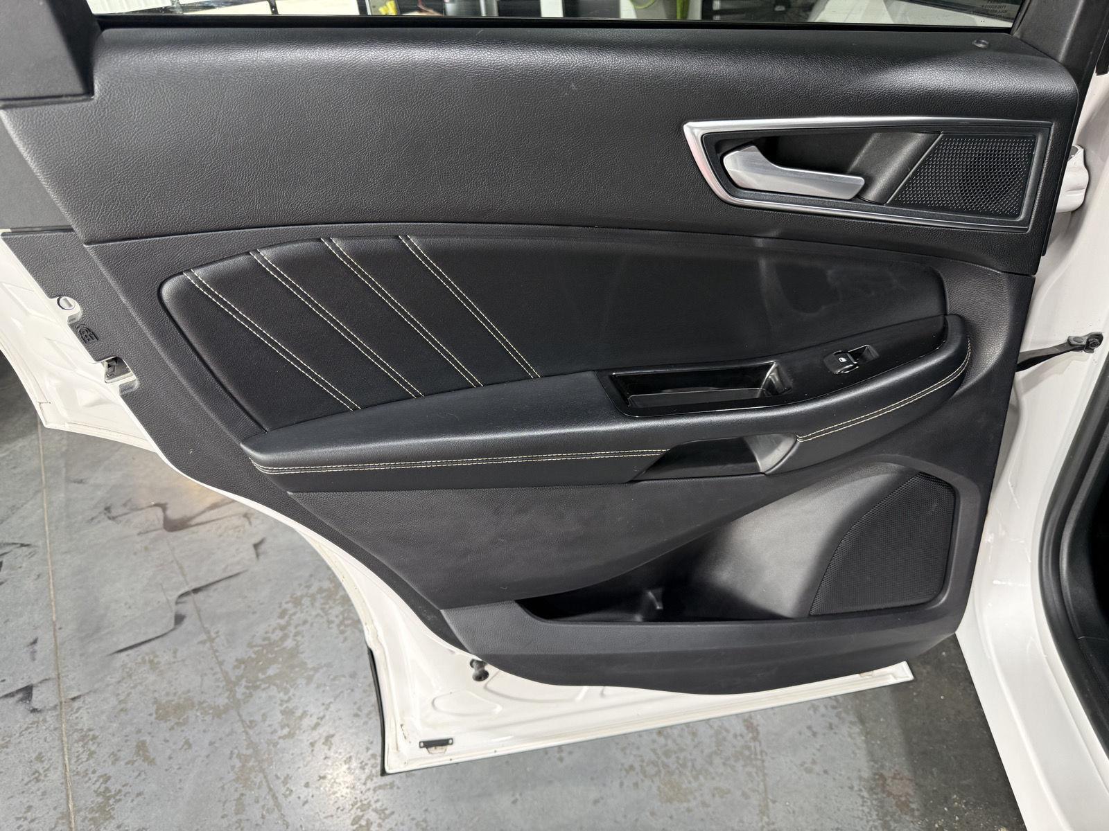 Vehicle photo 23