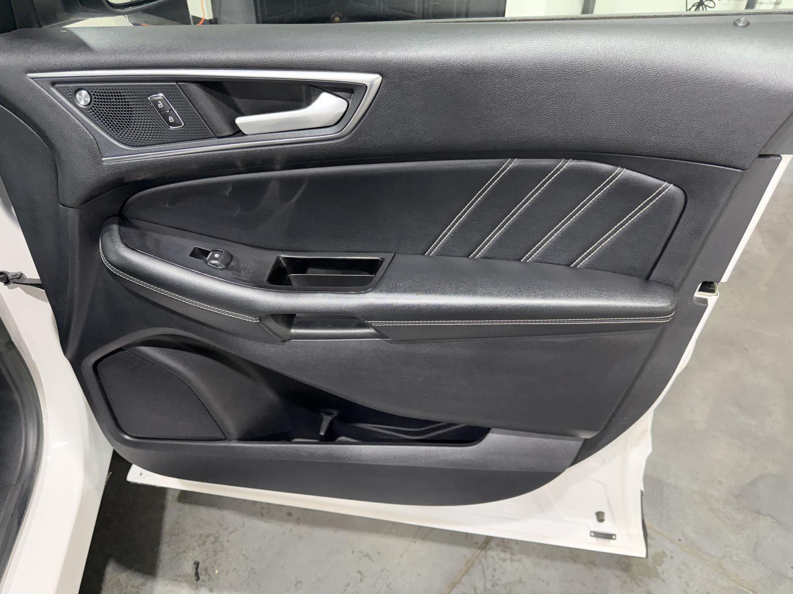 Vehicle photo 26