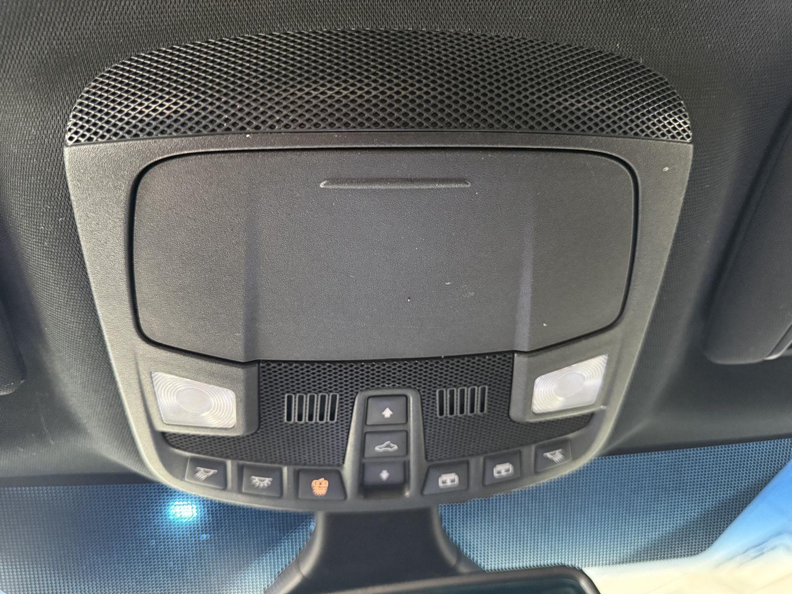 Vehicle photo 28