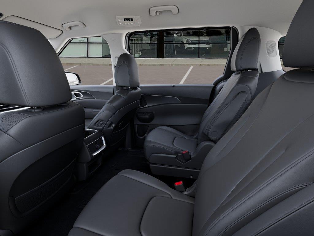 Vehicle photo 18