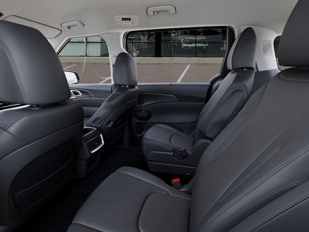 Vehicle photo 18