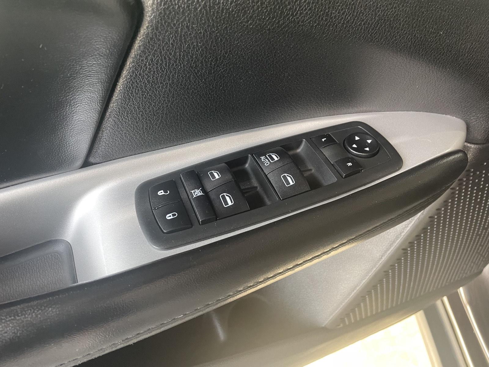 Vehicle photo 17