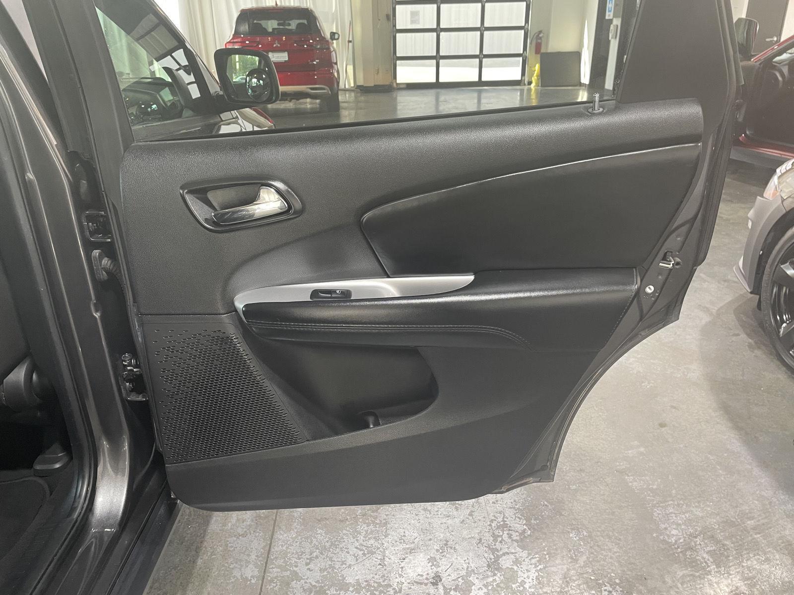 Vehicle photo 25