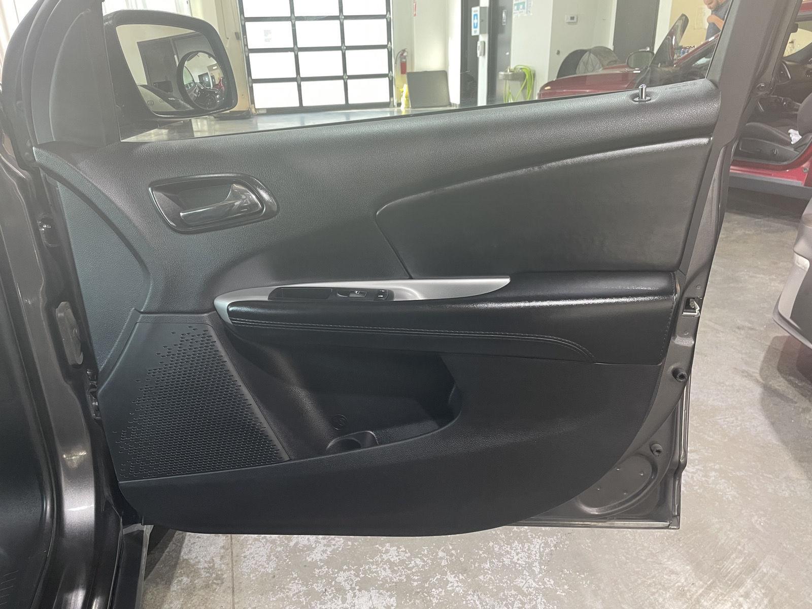 Vehicle photo 28