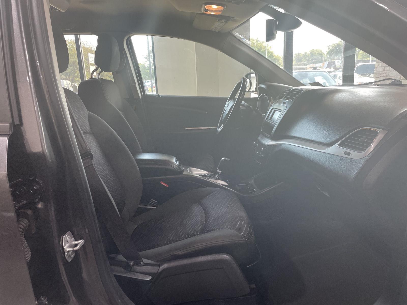 Vehicle photo 29
