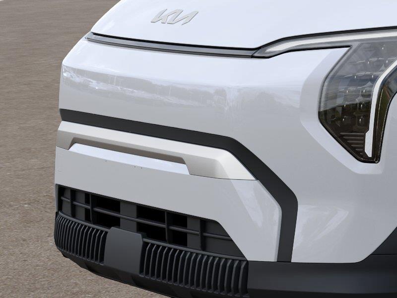 Vehicle photo 12