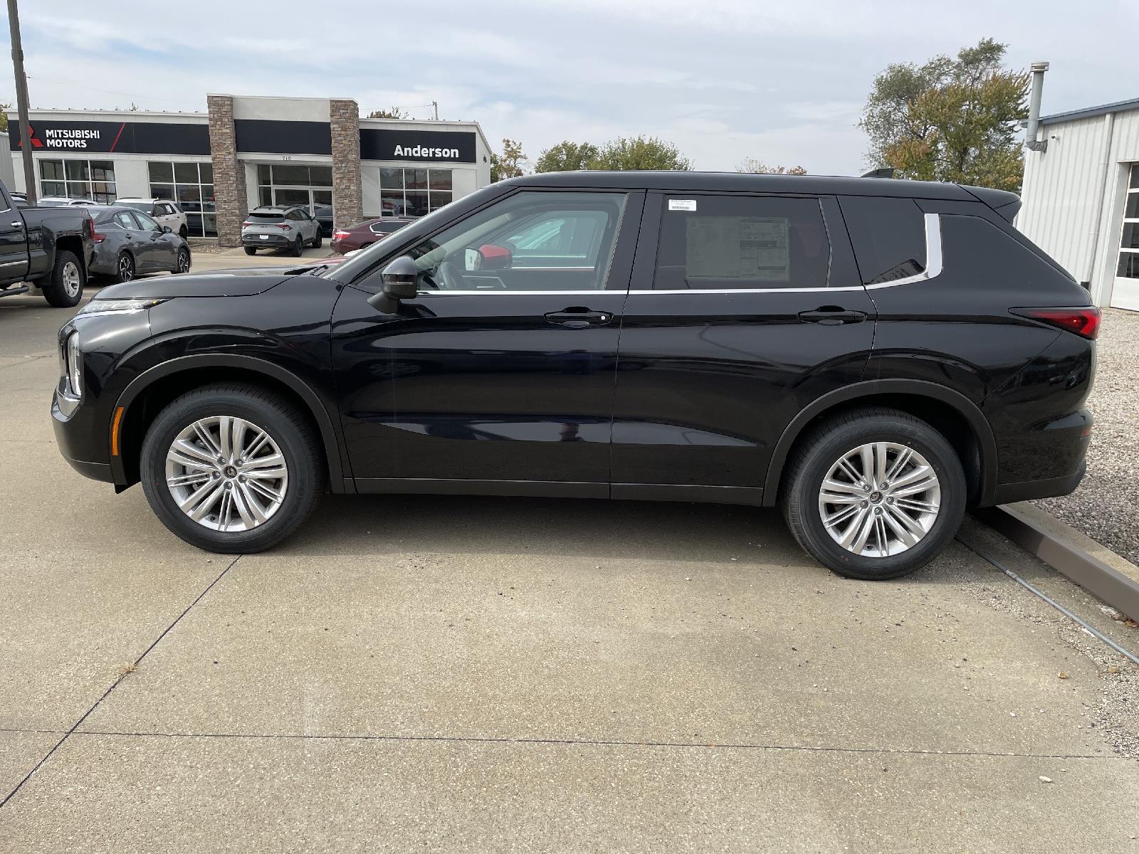 New 2024 Mitsubishi Outlander ES SUV for sale in St Joseph MO