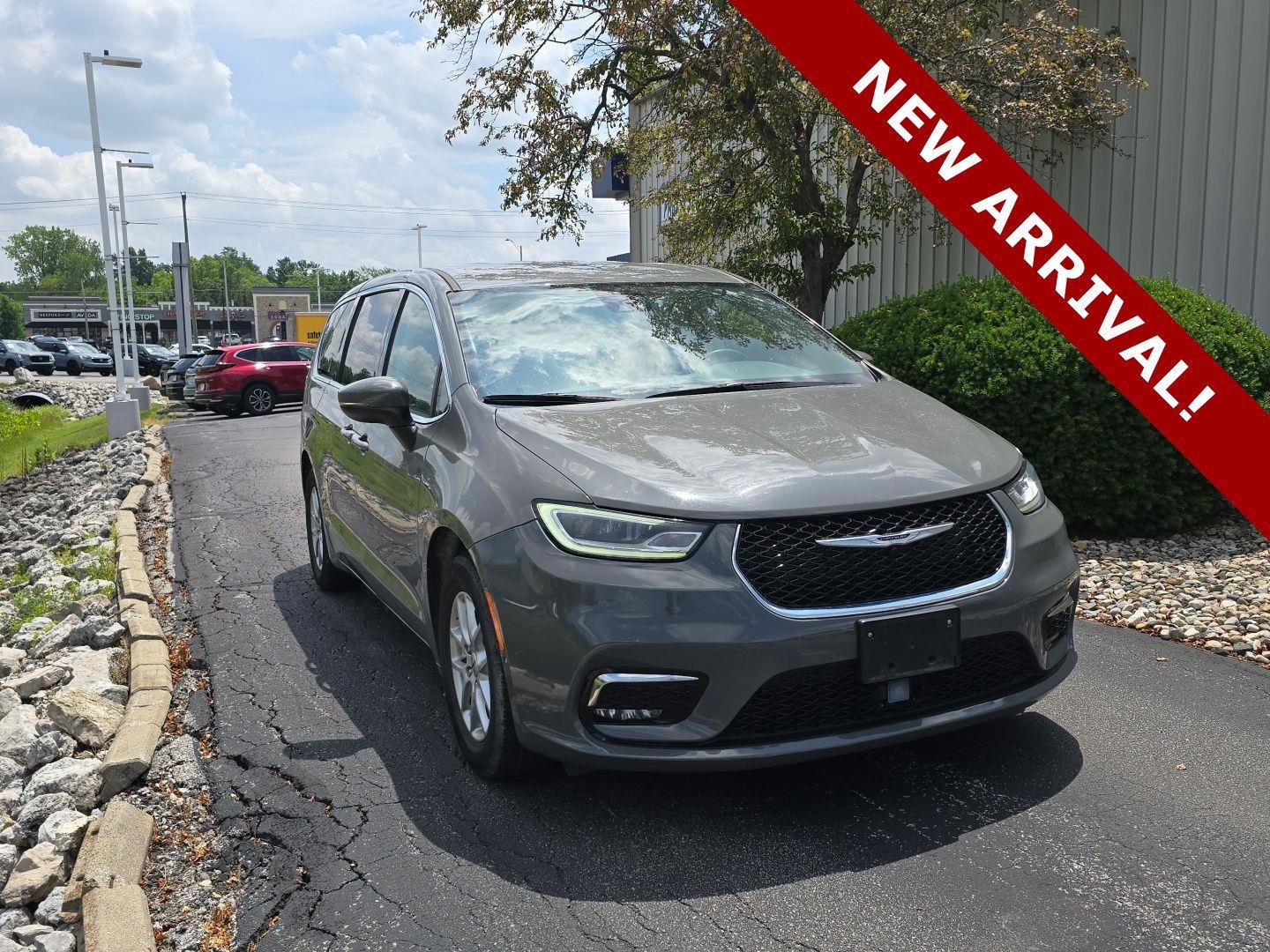 Ceramic Gray Clearcoat 2023 Chrysler Pacifica Minivan Front-Wheel Drive 9-Speed Automatic