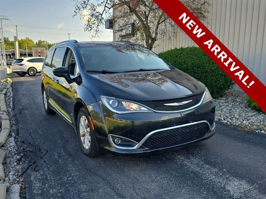 Brilliant Black Crystal Pearlcoat 2019 Chrysler Pacifica Minivan Front-Wheel Drive 9-Speed Automatic