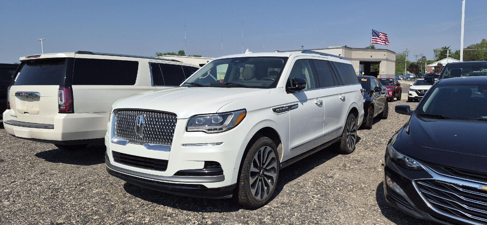 Pristine White Metallic Tri-Coat 2024 Lincoln Navigator L Reserve 4WD SUV / Crossover Four-Wheel Drive Automatic