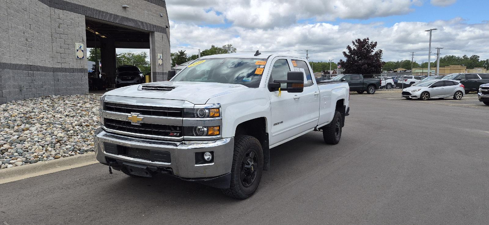 Summit White 2019 Chevrolet Silverado 2500HD Pickup Truck Four-Wheel Drive 6-Speed Automatic