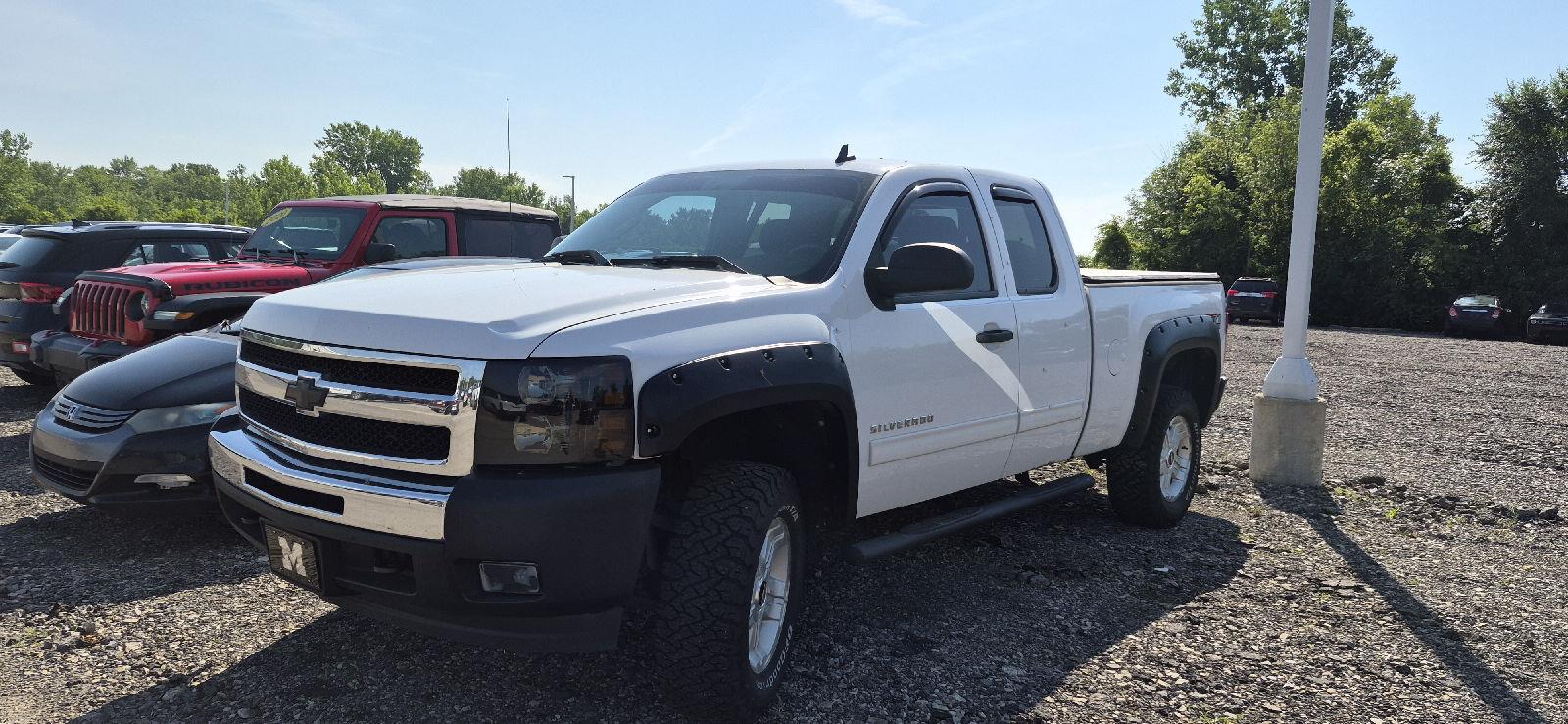 Summit White 2011 Chevrolet Silverado 1500 Pickup Truck Four-Wheel Drive 6-Speed Automatic