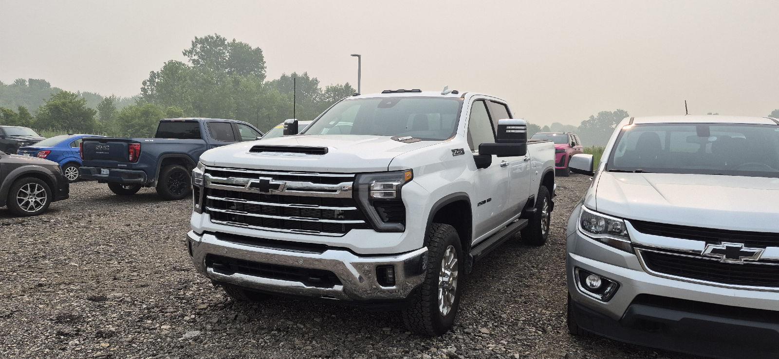 Summit White 2025 Chevrolet Silverado 2500HD Pickup Truck Four-Wheel Drive Automatic