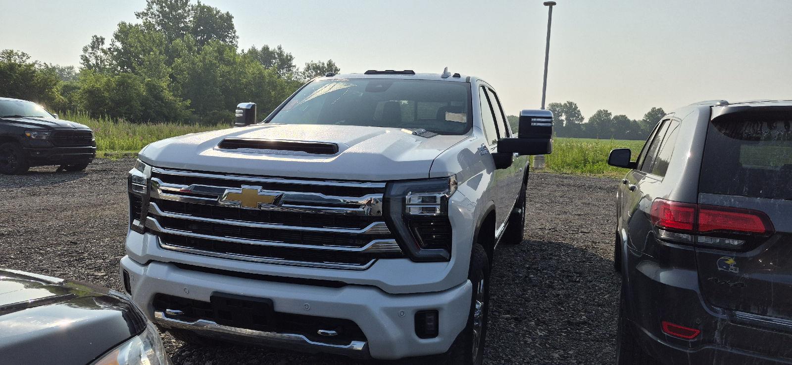 White (Iridescent Pearl Tricoat) 2024 Chevrolet Silverado 3500HD Pickup Truck Four-Wheel Drive Automatic