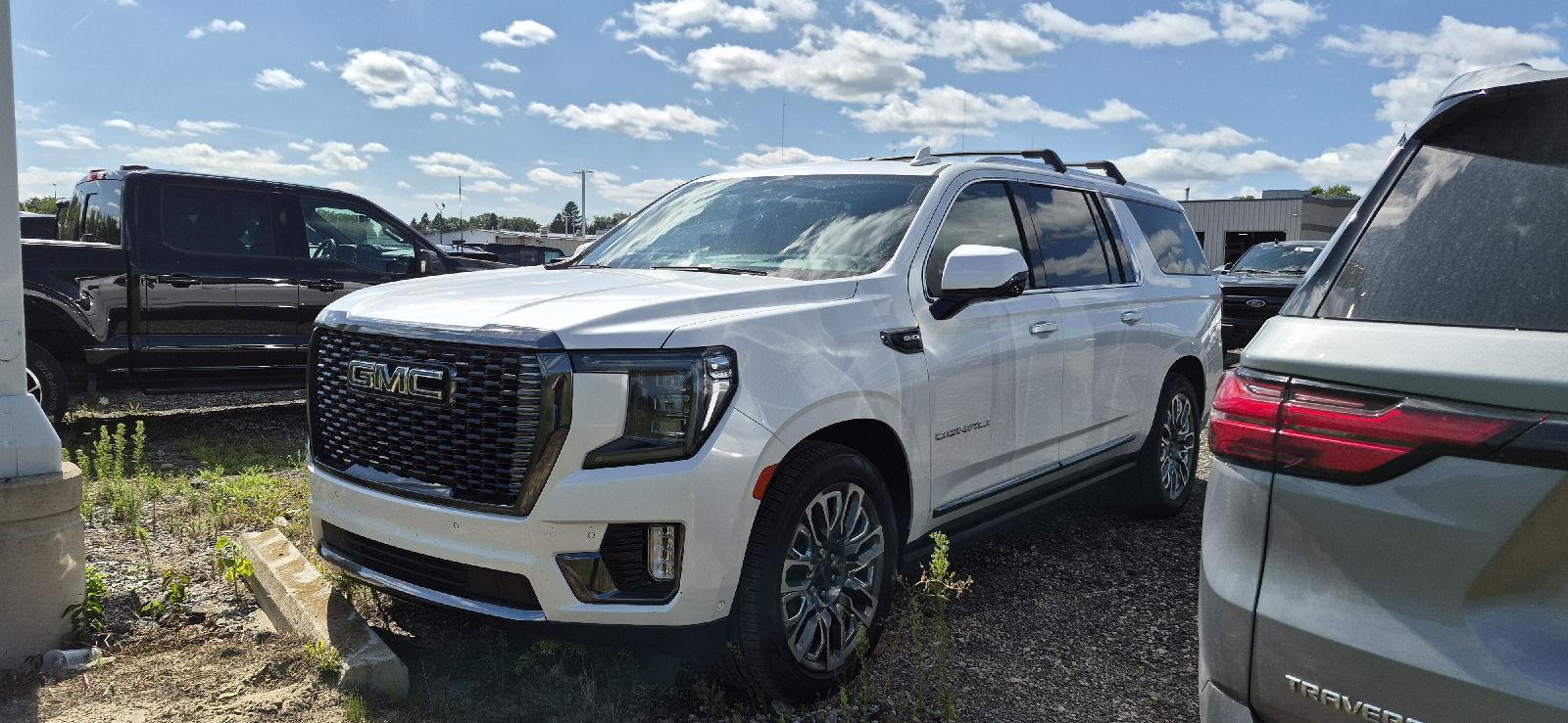White Frost Tricoat 2024 GMC Yukon XL SUV / Crossover Four-Wheel Drive Automatic