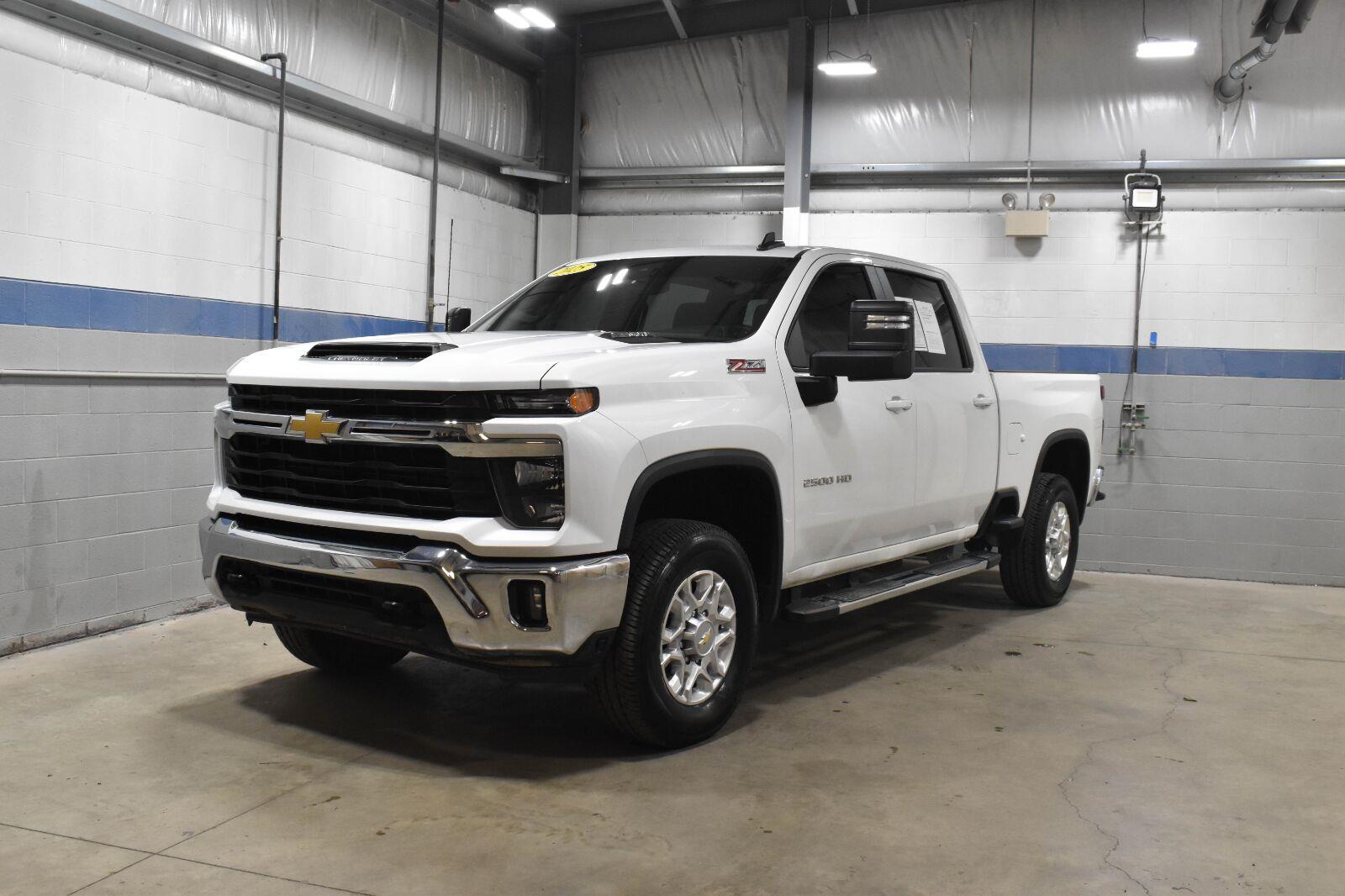 Summit White 2025 Chevrolet Silverado 2500HD Pickup Truck Four-Wheel Drive Automatic