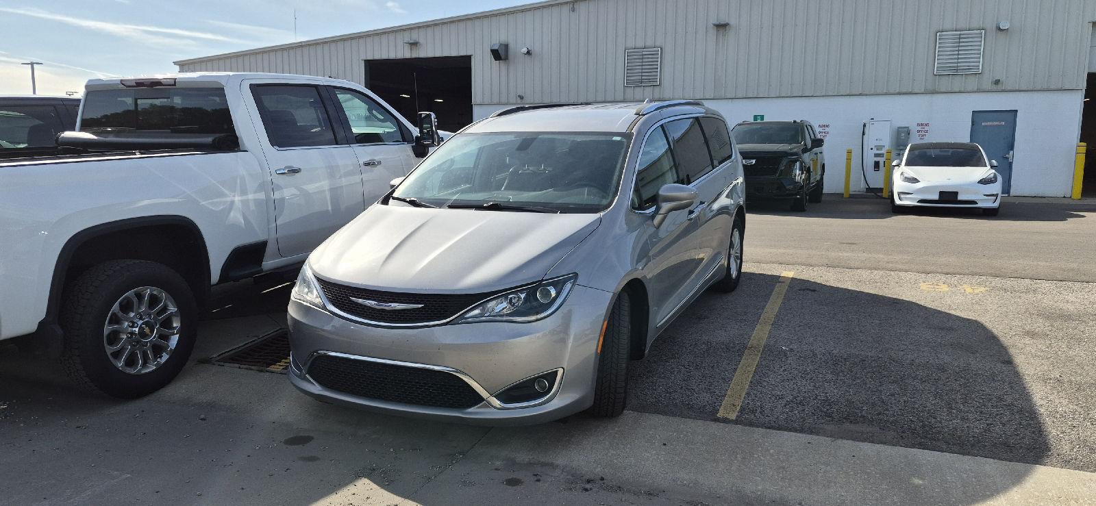 Billet Silver Metallic Clearcoat 2018 Chrysler Pacifica Minivan Front-Wheel Drive 9-Speed Automatic