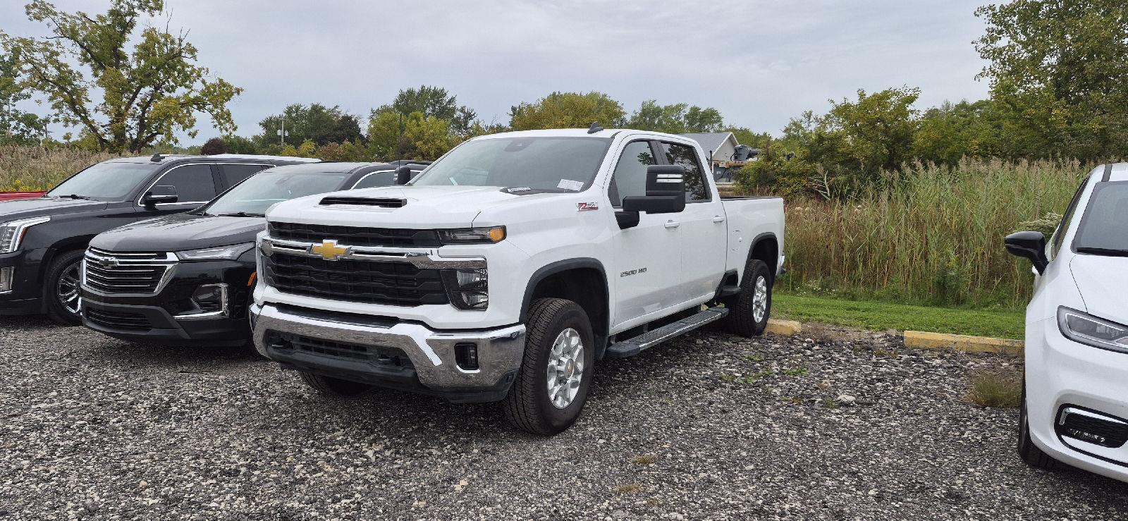 Summit White 2026 Chevrolet Silverado 2500HD Pickup Truck Four-Wheel Drive Automatic