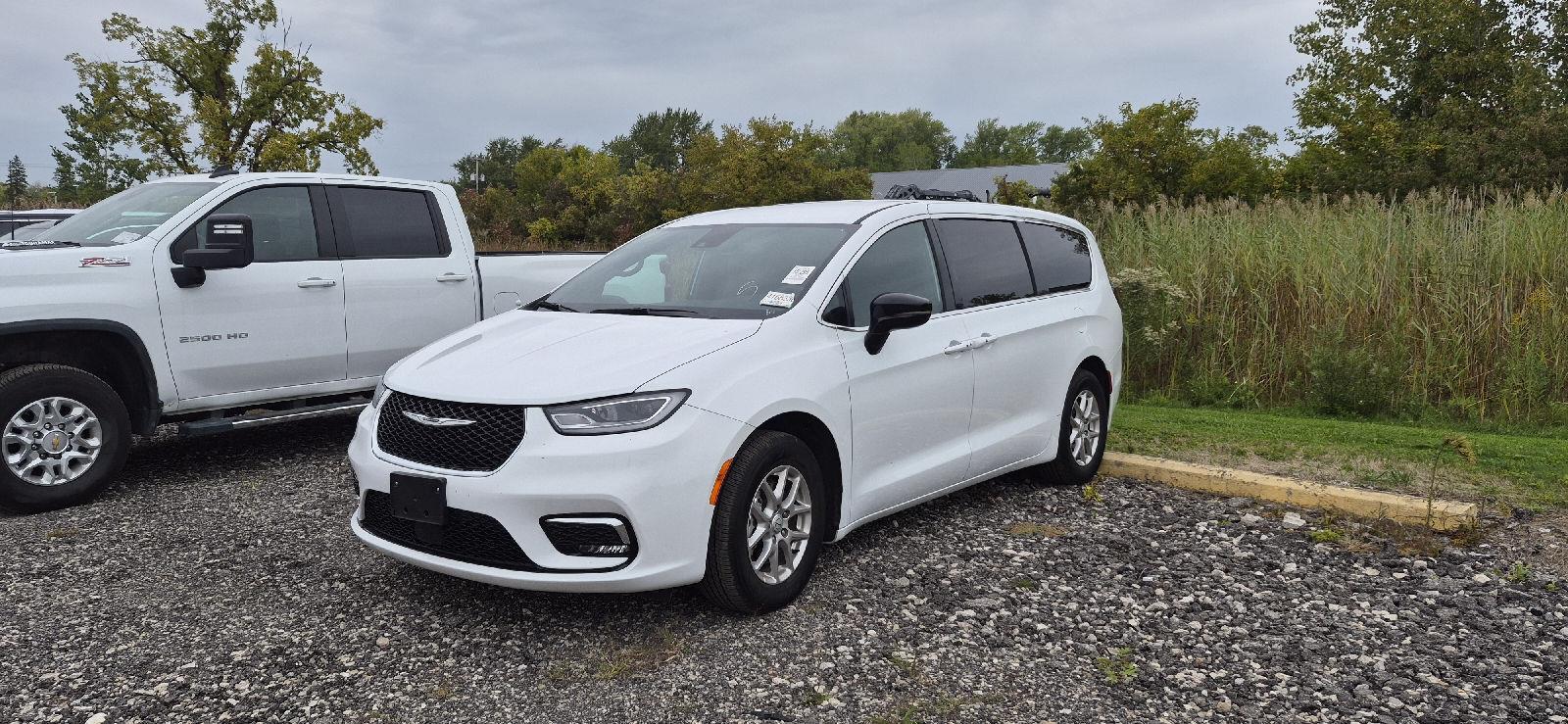 Bright White Clearcoat 2025 Chrysler Pacifica Minivan Front-Wheel Drive 9-Speed Automatic
