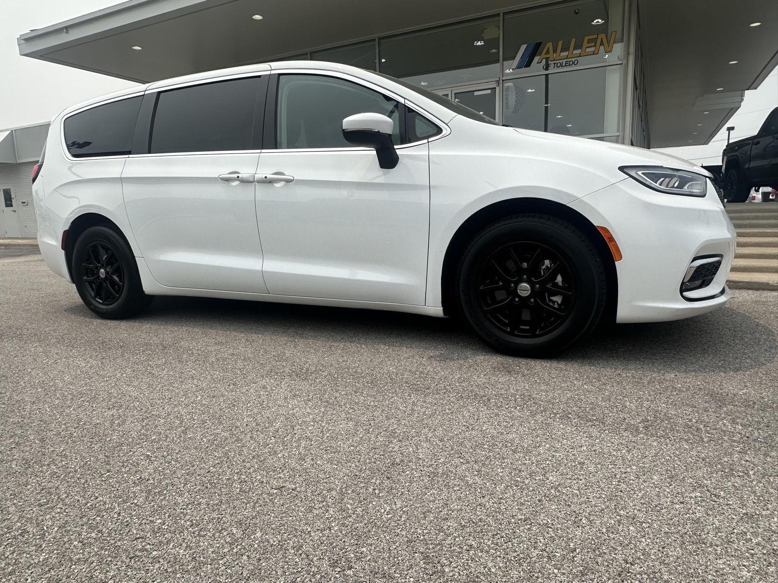  2023 Chrysler Pacifica Touring L FWD   