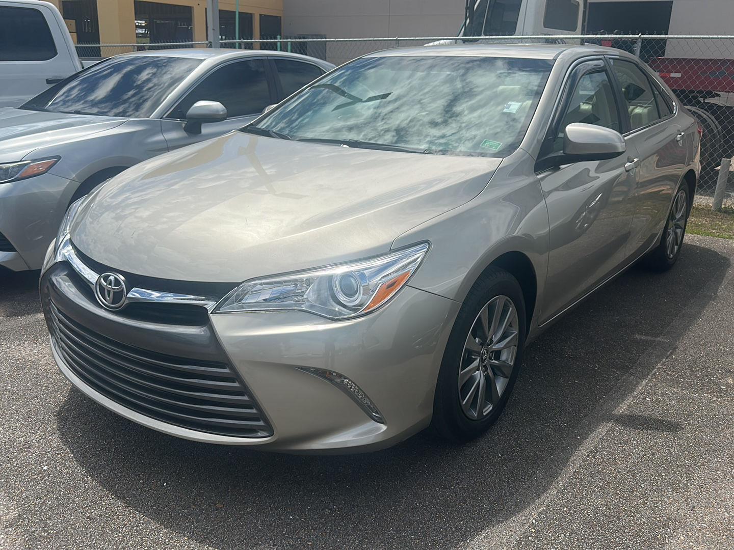 Creme Brulee Mica 2016 Toyota Camry XLE Sedan Front-Wheel Drive 6-Speed Automatic