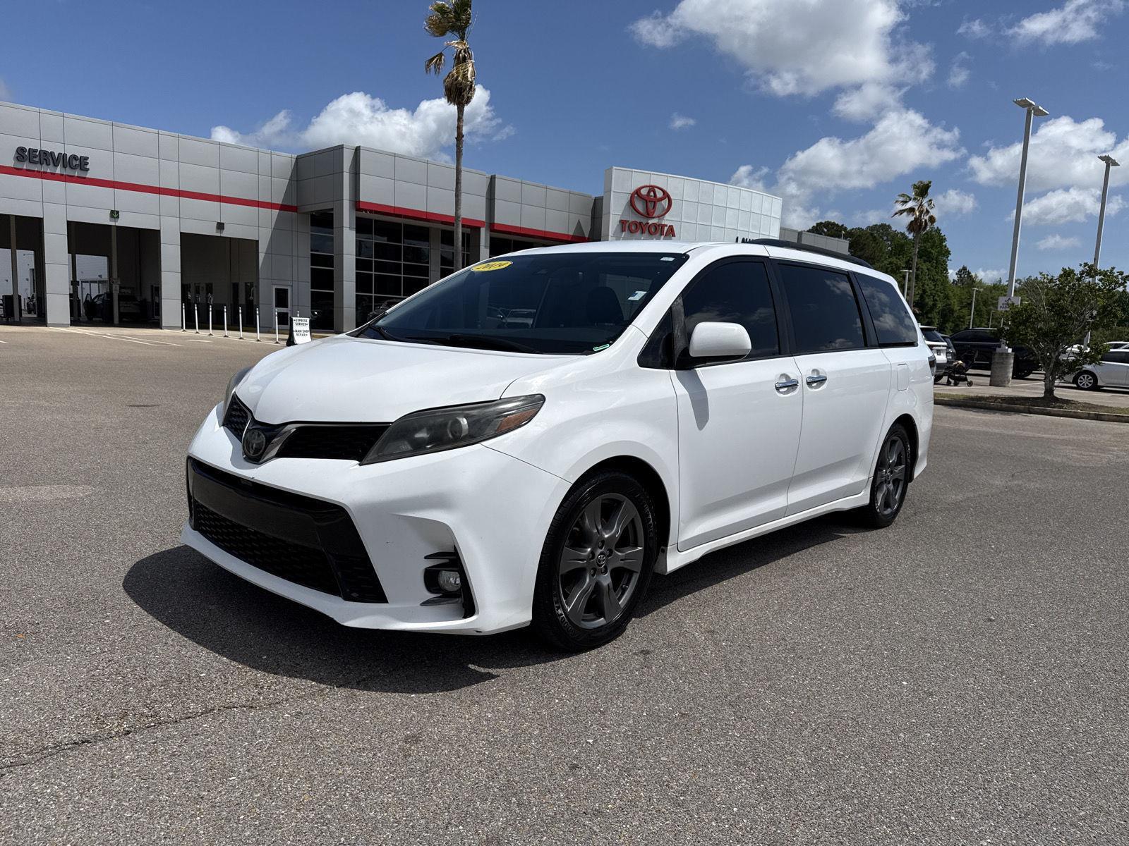 Super White 2019 Toyota Sienna SE 8-Passenger FWD Minivan Front-Wheel Drive 8-Speed Automatic