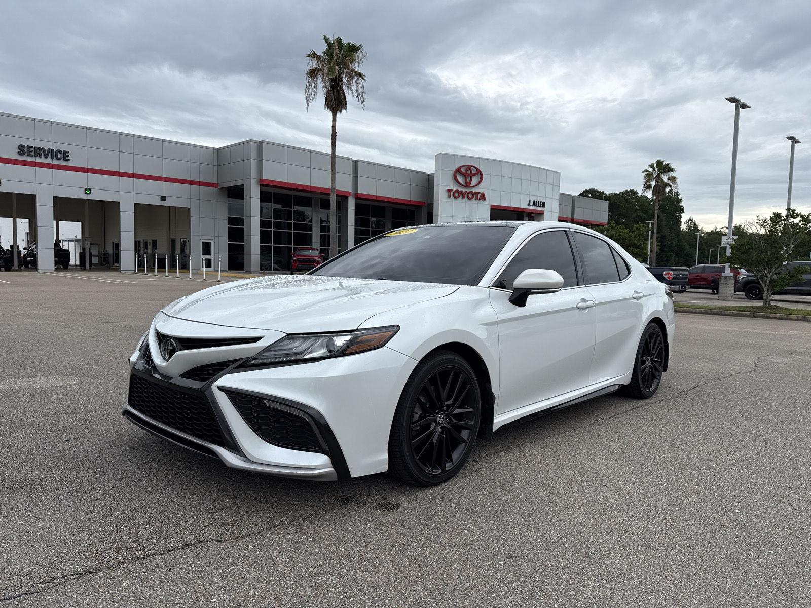 White (Wind Chill Pearl) 2022 Toyota Camry Sedan Front-Wheel Drive 8-Speed Automatic